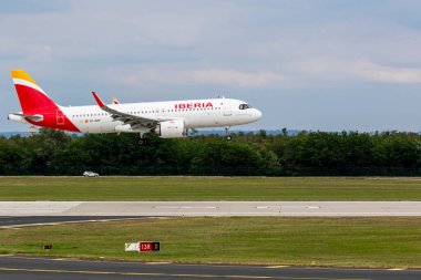 Budapeşte Macaristan 19 Ağustos 2023: Iberia Airline Airbus 319 Budapeşte Uluslararası havaalanına inmek üzeredir..