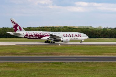 Budapeşte Macaristan. 19 Ağustos 2023: Katar Kargo uçağı Boeing 767 Budapeşte Uluslararası Havaalanı 'na iniyor..