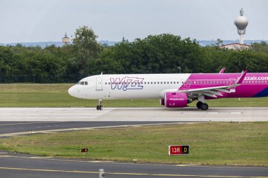 Budapeşte Macaristan, Aug, 19 yaşında. 2023: Wizzair Airbus-320 çok yoğun bir Budapeşte Uluslararası havaalanından kalkışa hazırlanıyor..