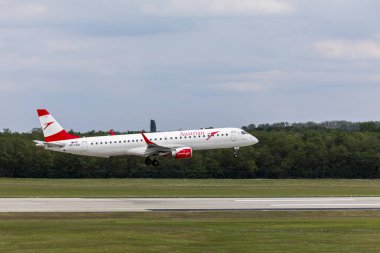 Budapeşte Macaristan. 19 Ağustos 2023: Avusturya Bölgesel Havayolu Embraer E195LR çok yoğun bir Budapeşte Uluslararası havaalanına yeni indi.