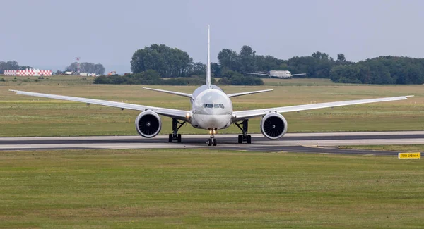 Budapest Hungría Ago 2023 Qatar Cargo Airliner Boeing 767 Taxi — Foto de Stock