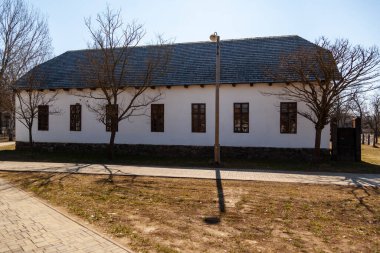 Eski bir kır evi. 18-19 yüzyıldan kalma bir mülk. Güneşli bir bahar gününde.