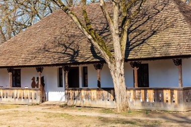 Eski bir kır evi. 18-19 yüzyıldan kalma bir mülk. Güneşli bir bahar gününde.
