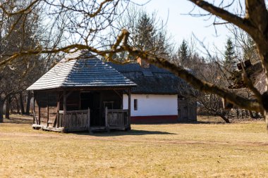 Eski bir kır evi. 18-19 yüzyıldan kalma bir mülk. Güneşli bir bahar gününde.