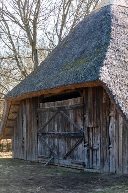 Eski bir kır evi. 18-19 yüzyıldan kalma bir mülk. Güneşli bir bahar gününde.