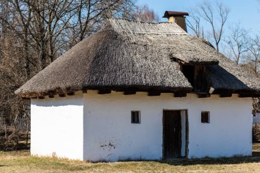 Eski bir kır evi. 18-19 yüzyıldan kalma bir mülk. Güneşli bir bahar gününde.