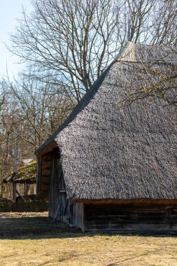 Eski bir kır evi. 18-19 yüzyıldan kalma bir mülk. Güneşli bir bahar gününde.