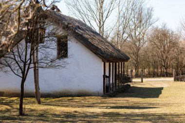 Eski bir kır evi. 18-19 yüzyıldan kalma bir mülk. Güneşli bir bahar gününde.