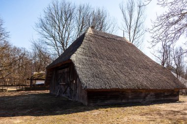 Eski bir kır evi. 18-19 yüzyıldan kalma bir mülk. Güneşli bir bahar gününde.