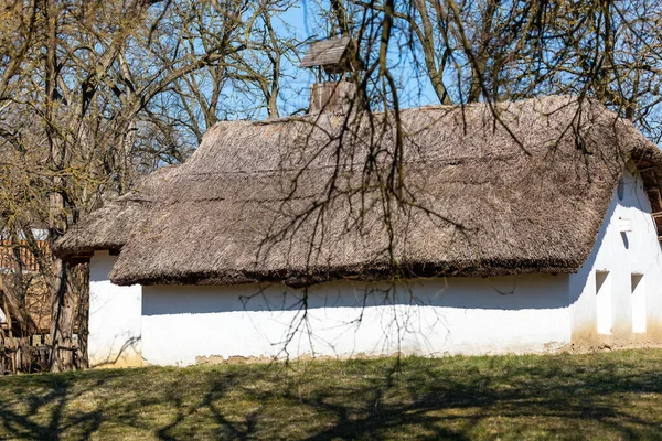 Eski bir kır evi. 18-19 yüzyıldan kalma bir mülk. Güneşli bir bahar gününde.