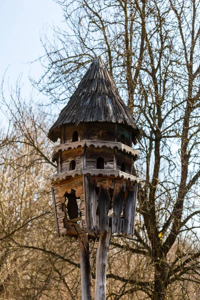 中央ヨーロッパの田舎の鳥の飼育者 鳥のために食べ物と水が残されている古い村の伝統的な鳥の家 — ストック写真