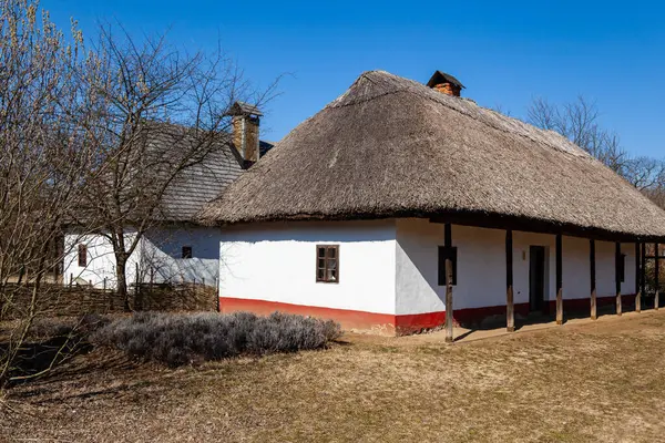 Eski bir kır evi. 18-19 yüzyıldan kalma bir mülk. Güneşli bir bahar gününde.