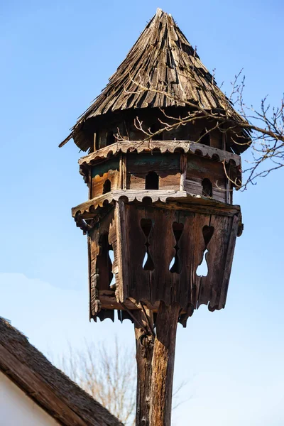 中央ヨーロッパの田舎の鳥の飼育者 鳥のために食べ物と水が残されている古い村の伝統的な鳥の家 — ストック写真