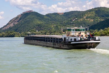 Tuna Nehri 'nde İtici Gemi Toplu Kargo Gemisi.