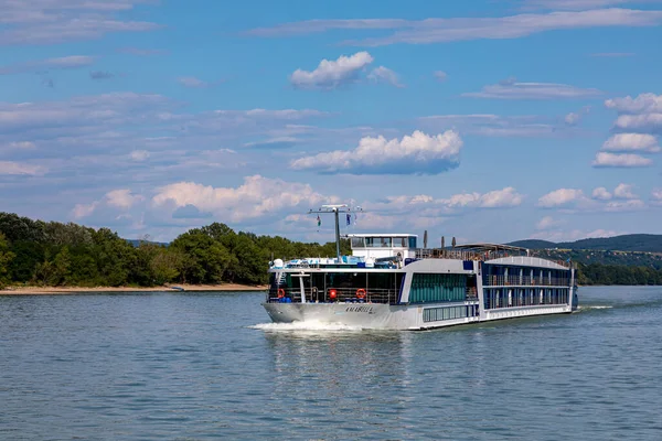 Navio Cruzeiro Danúbio Bend Levando Passageiros Passeios Turísticos Perto Budapeste — Fotografia de Stock