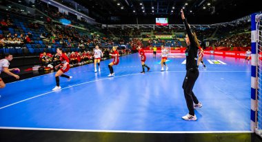 Macaristan Tatabanya - 28 Şubat 2024: Hentbol Kadınlar EHF EURO 2024 ön eleme karşılaşması Macaristan - İsviçre 38: 26.