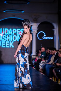 Budapeşte Macaristan, 22 Kasım: Budapeşte Moda Haftası modeli podyumda 