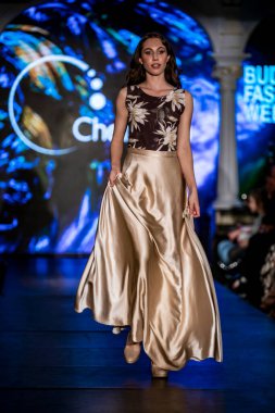 Budapeşte Macaristan, 22 Kasım: Budapeşte Moda Haftası modeli podyumda 