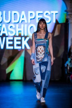 Budapeşte Macaristan, 22 Kasım: Budapeşte Moda Haftası modeli podyumdaki 