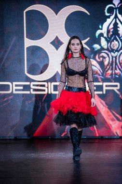 Budapeşte Macaristan, 22 Kasım: Budapeşte Moda Haftası modeli podyumdaki 