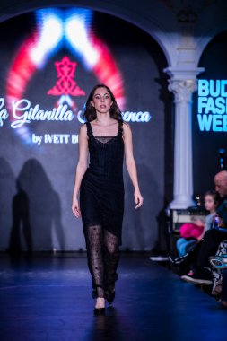 Budapeşte Macaristan, 22 Kasım: Budapeşte Moda Haftası modeli podyumdaki 