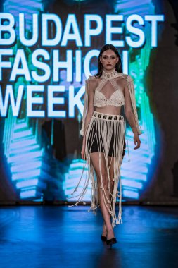 Budapeşte Macaristan, 22 Kasım: Budapeşte Moda Haftası modeli podyumdaki 