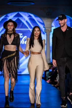 Budapeşte Macaristan, 22 Kasım: Budapeşte Moda Haftası modeli podyumdaki 