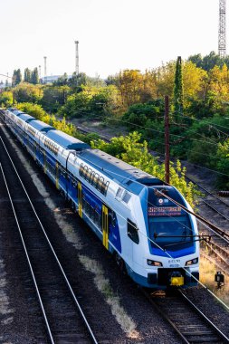 Pistte mavi, yüksek hızlı bir tren