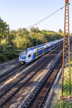 Pistte mavi, yüksek hızlı bir tren