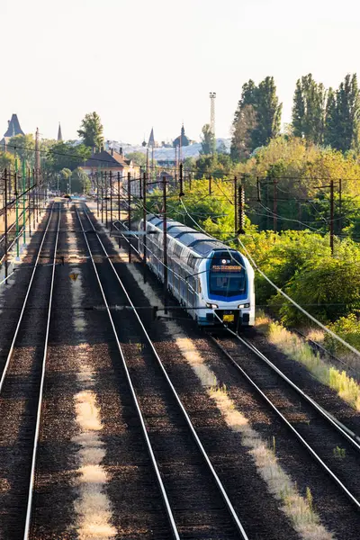 Pistte mavi, yüksek hızlı bir tren