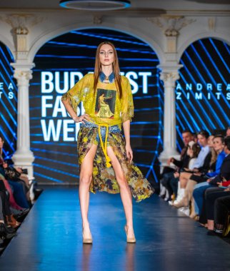 Budapeşte Macaristan, 13 Kasım 23: Budapeşte Moda Haftası modeli podyumda 