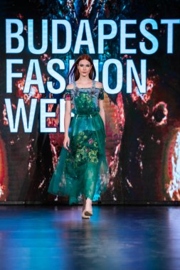Budapeşte Macaristan, 13 Kasım 23: Budapeşte Moda Haftası modeli podyumda 