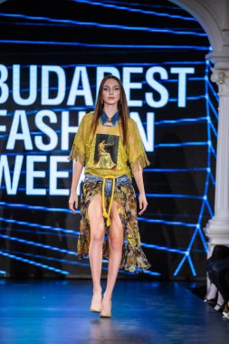 Budapeşte Macaristan, 13 Kasım 23: Budapeşte Moda Haftası modeli podyumda 