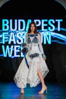 Budapeşte Macaristan, 13 Kasım 23: Budapeşte Moda Haftası modeli podyumda 