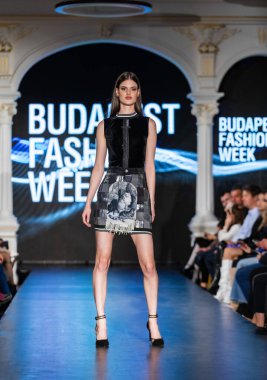 Budapeşte Macaristan, 13 Kasım 23: Budapeşte Moda Haftası modeli podyumda 