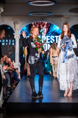 Budapeşte Macaristan, 13 Kasım 23: Budapeşte Moda Haftası modeli podyumda 