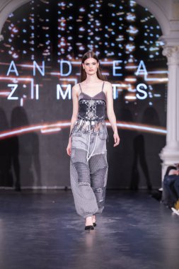 Budapeşte Macaristan, 13 Kasım 23: Budapeşte Moda Haftası modeli podyumda 