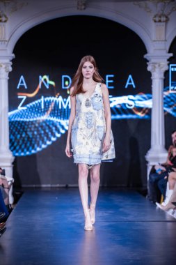 Budapeşte Macaristan, 13 Kasım 23: Budapeşte Moda Haftası modeli podyumda 