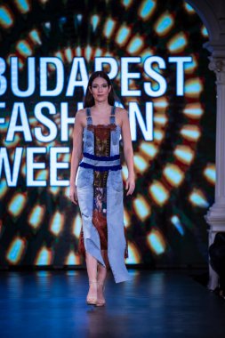 Budapeşte Macaristan, 13 Kasım 23: Budapeşte Moda Haftası modeli podyumda 