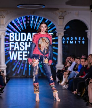 Budapeşte Macaristan, 13 Kasım 23: Budapeşte Moda Haftası modeli podyumda 