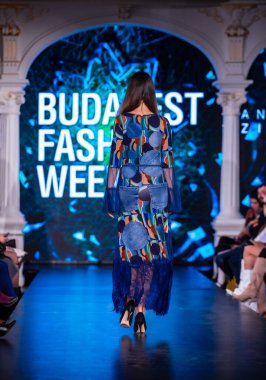Budapeşte Macaristan, 13 Kasım 23: Budapeşte Moda Haftası modeli podyumda 