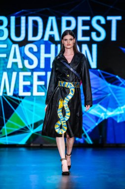 Budapeşte Macaristan, 22 Kasım: Budapeşte Moda Haftası modeli podyumdaki 