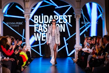 Budapeşte Macaristan, 22 Kasım: Budapeşte Moda Haftası modeli, podyumdaki 