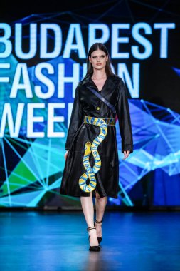 Budapeşte Macaristan, 22 Kasım 23: Budapeşte Moda Haftası modeli podyumdaki 