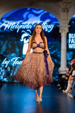 Budapeşte Macaristan, 22 Kasım: Budapeşte Moda Haftası modeli podyumdaki 