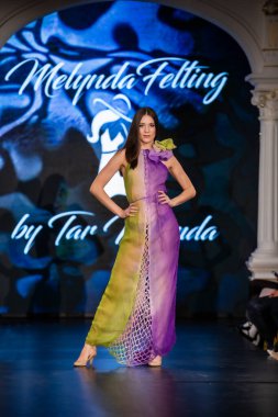 Budapeşte Macaristan, 22 Kasım: Budapeşte Moda Haftası modeli podyumdaki 