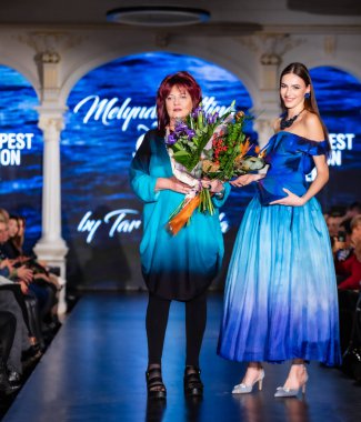 Budapeşte Macaristan, 22 Kasım: Budapeşte Moda Haftası modeli podyumdaki 