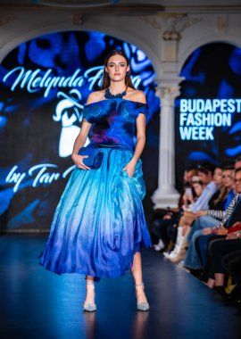 Budapeşte Macaristan, 22 Kasım: Budapeşte Moda Haftası modeli podyumdaki 