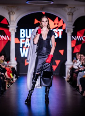 Budapeşte Macaristan, 22 Kasım: Budapeşte Moda Haftası modeli, 