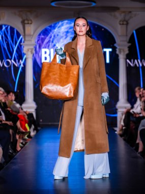 Budapeşte Macaristan, 22 Kasım: Budapeşte Moda Haftası modeli, 